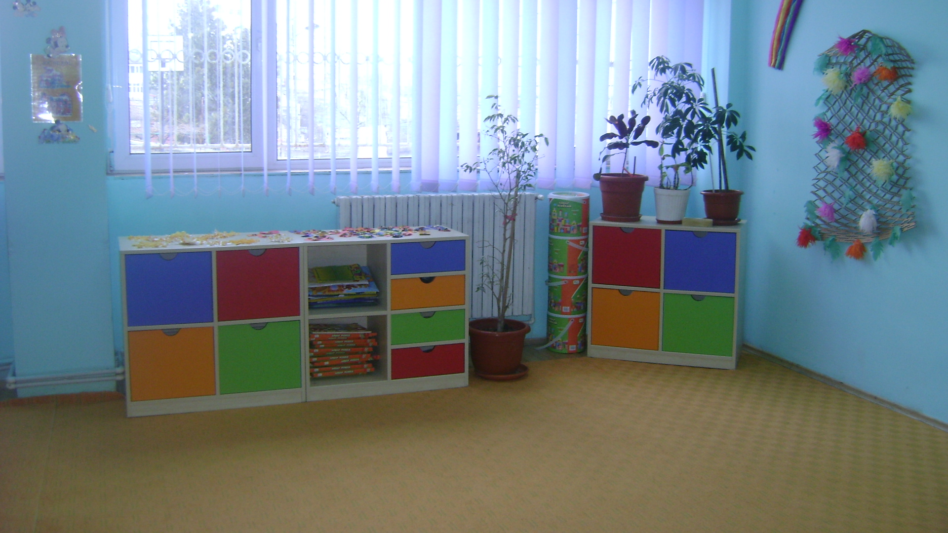 Mobilier scolar, mobilier gradinite, mobilier modular pentru spatii de lucru si birouri, materiale didactice